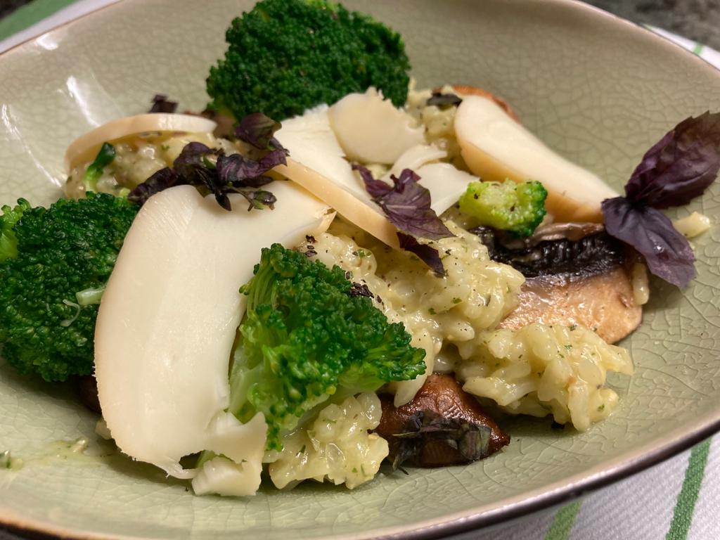 Risotto mit Pesto, Brokkoli, Pilzen und Scamorza