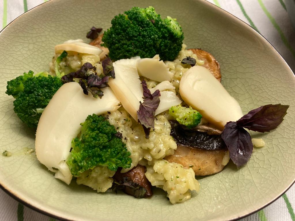 Risotto mit Pesto, Brokkoli, Pilzen und Scamorza im Teller