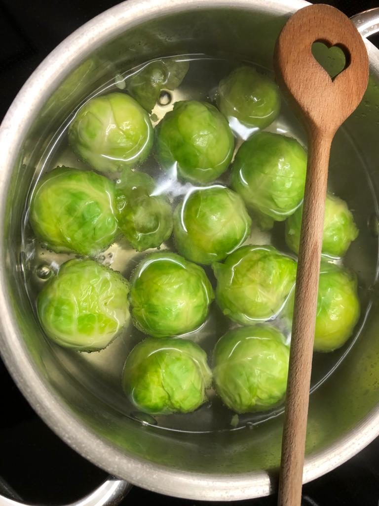 Rosenkohl im Kochwasser