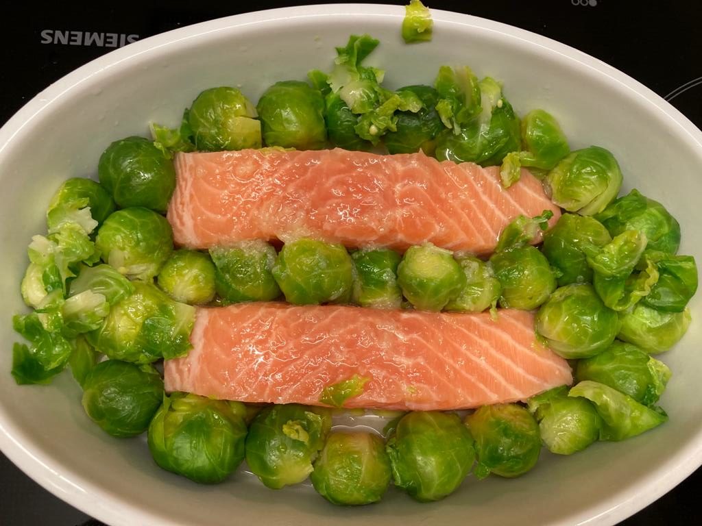 Rosenkohl und Lachs in der gefetteten Form