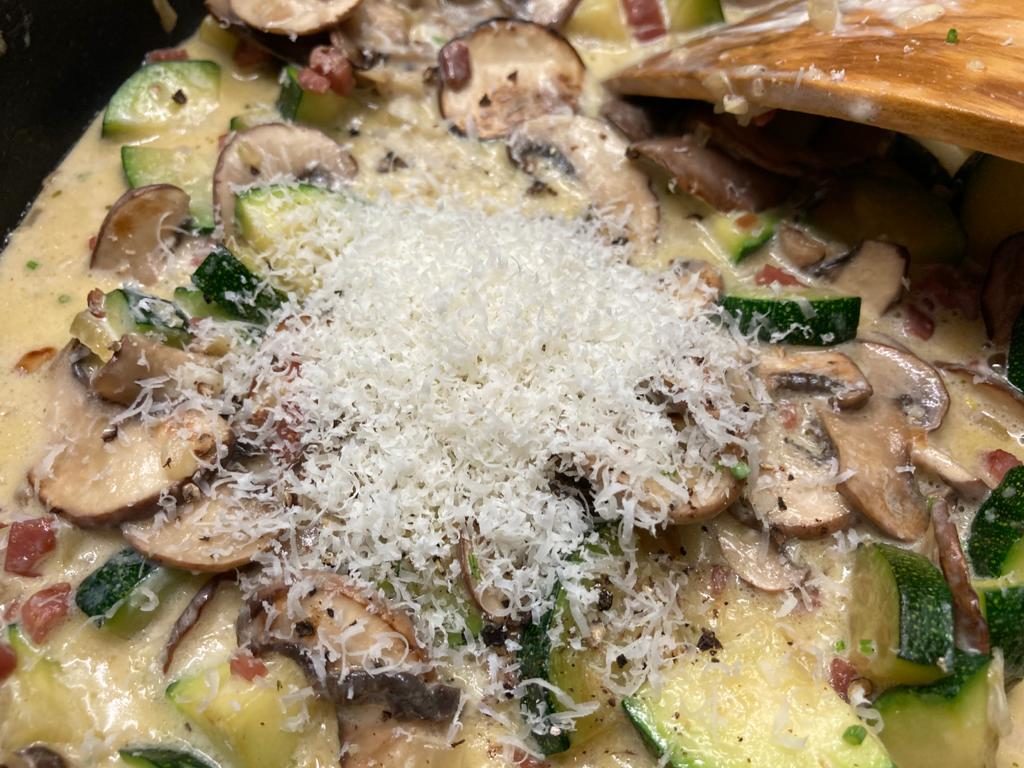 Zucchini-Champignon-Sahnesauce mit Parmesan binden