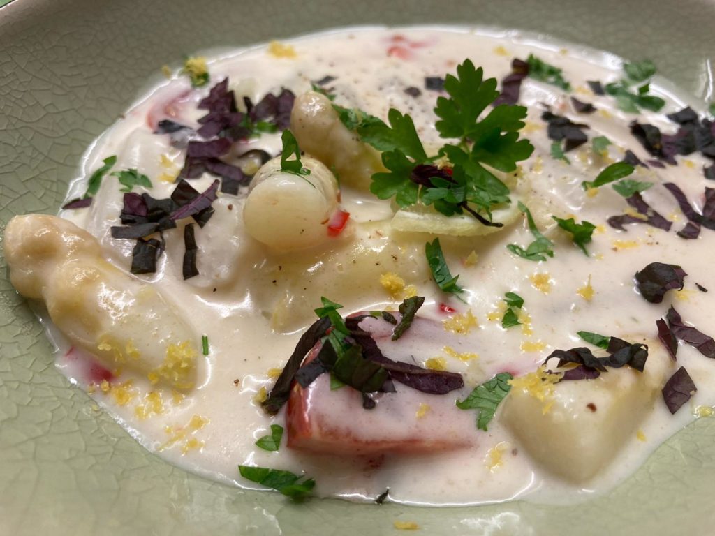 Scharfe Spargelsuppe mit Ingwer und Zitronengras im Teller