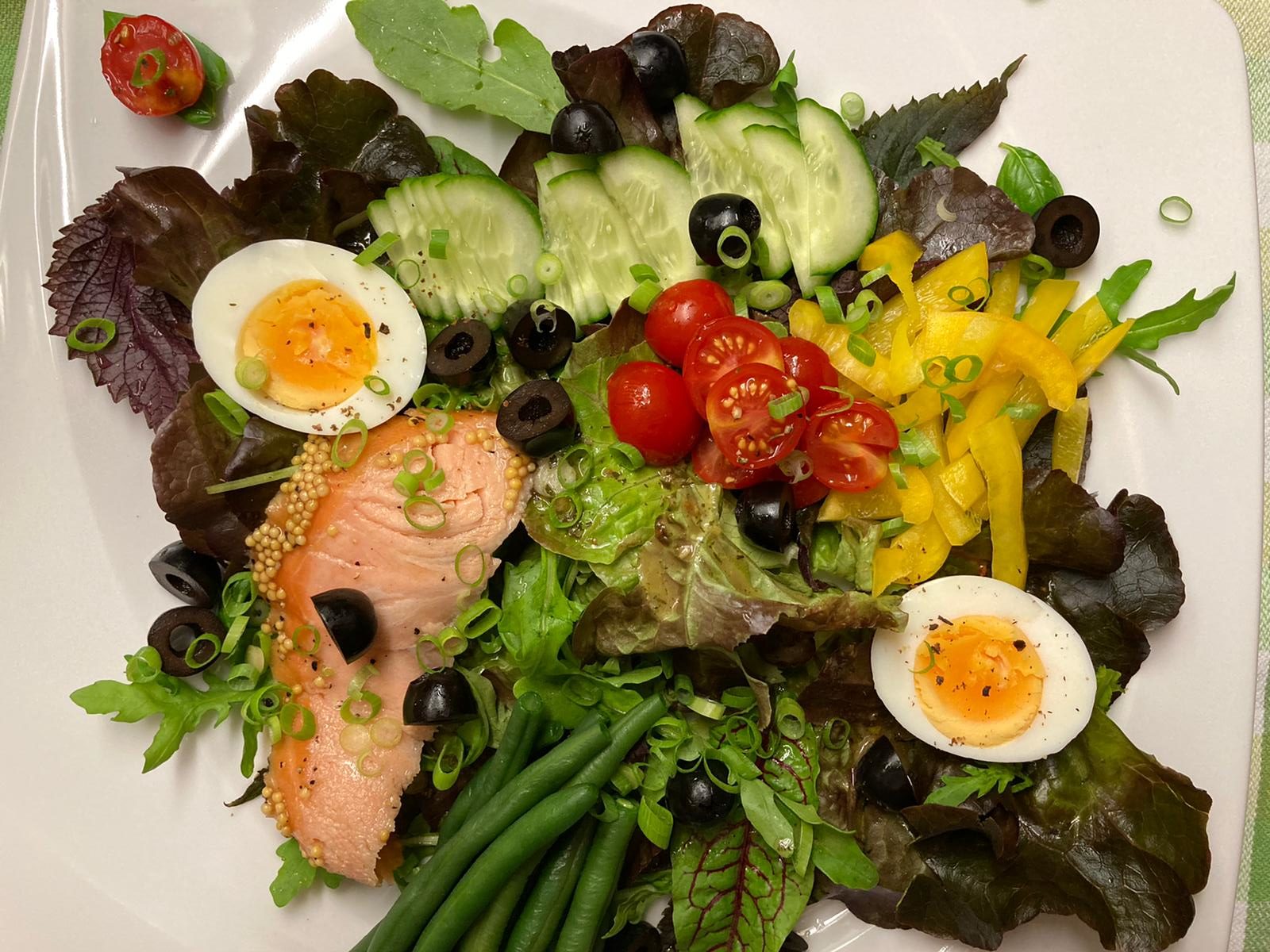 Sommersalat mit grünen Bohnen, Ei und heißgeräuchertem Lachs