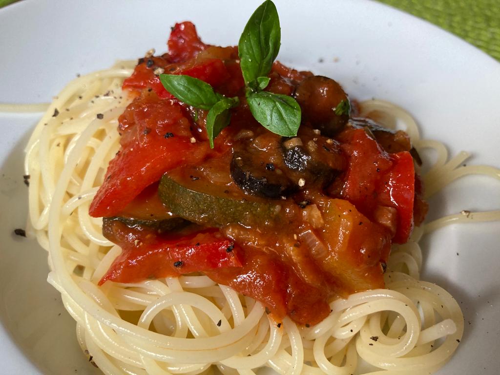 Spaghetti mit Paprika-Zucchini-Oliven-Sauce