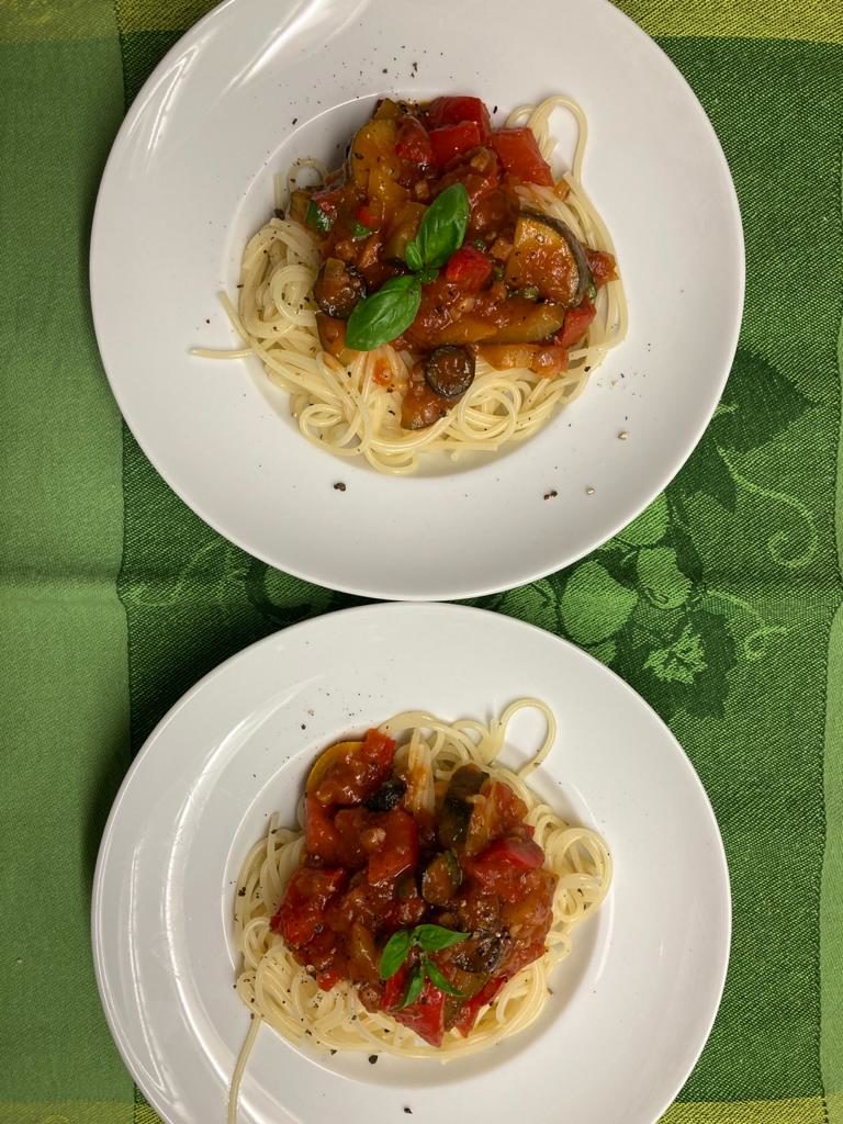 Spaghetti mit Paprika-Oliven-Sauce ist servierfertig