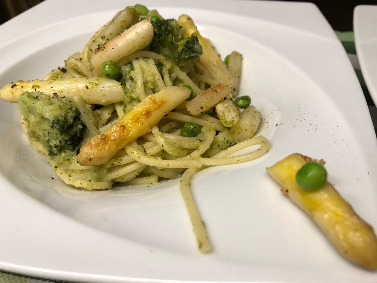 Spaghetti mit Spargel und Erbsen in Brokkoli-Ingwer-Sauce