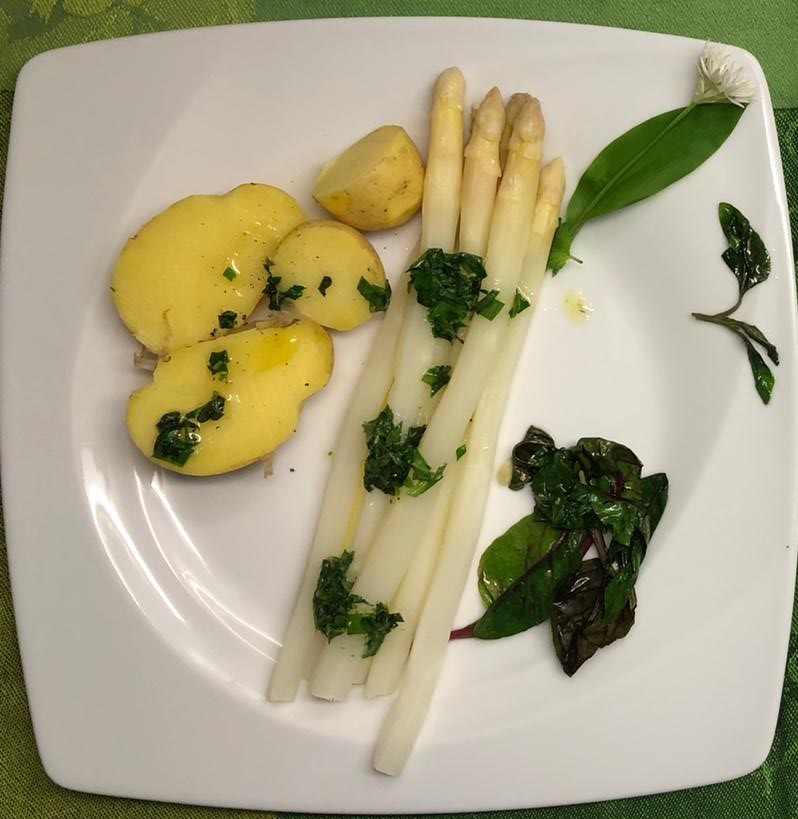 Spargel mit Babymangold und Zitronenbuttersauce mit Bärlauch und Zitronenmelisse