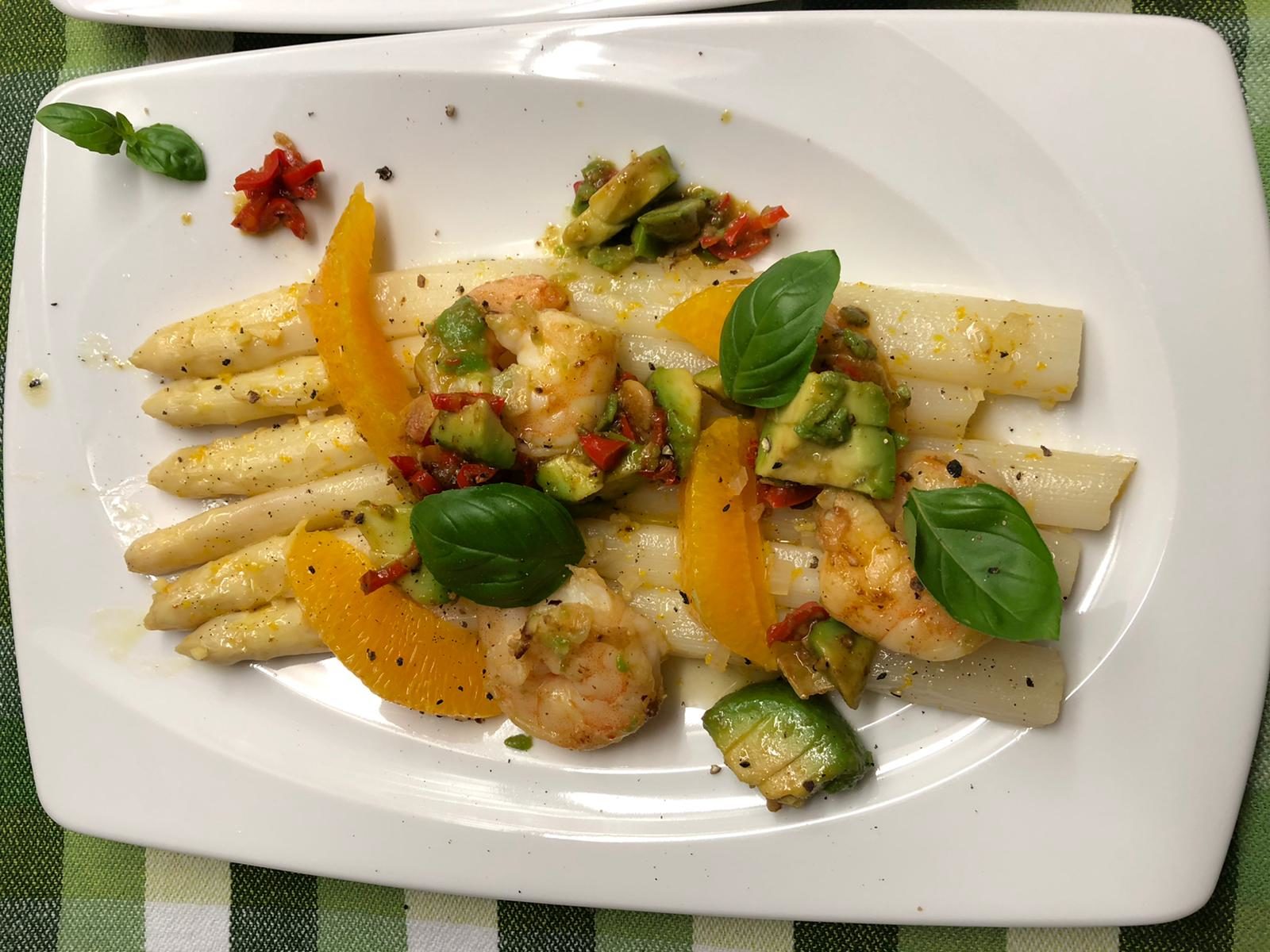 Spargel in Orangen-Ingwer-Vanille-Marinade mit Avocado und Garnelen