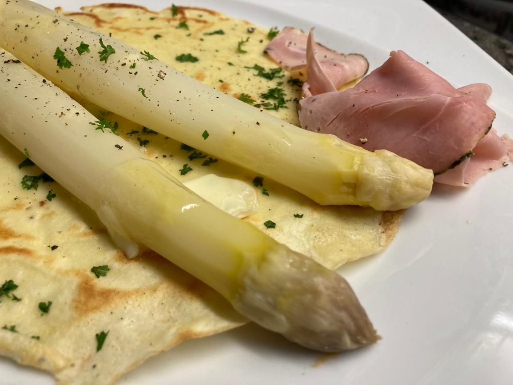 Spargel mit Flädle und Bärlauchschinken