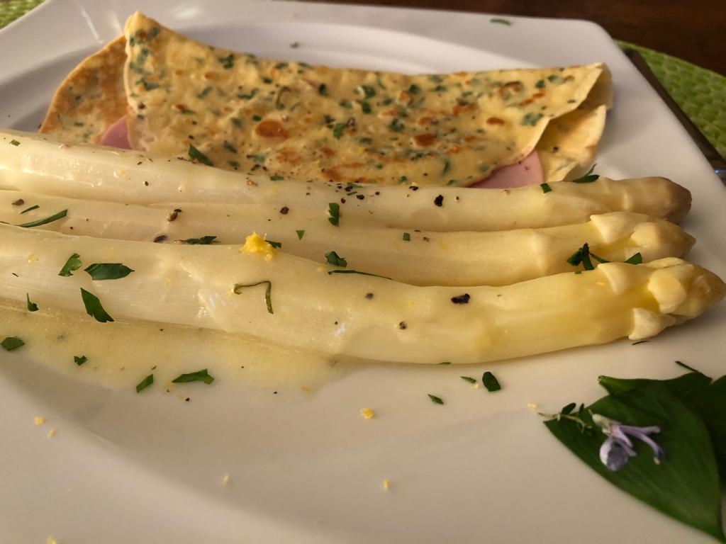 Spargel mit Kräuterflädle, Schinken und Zitronenbuttersauce