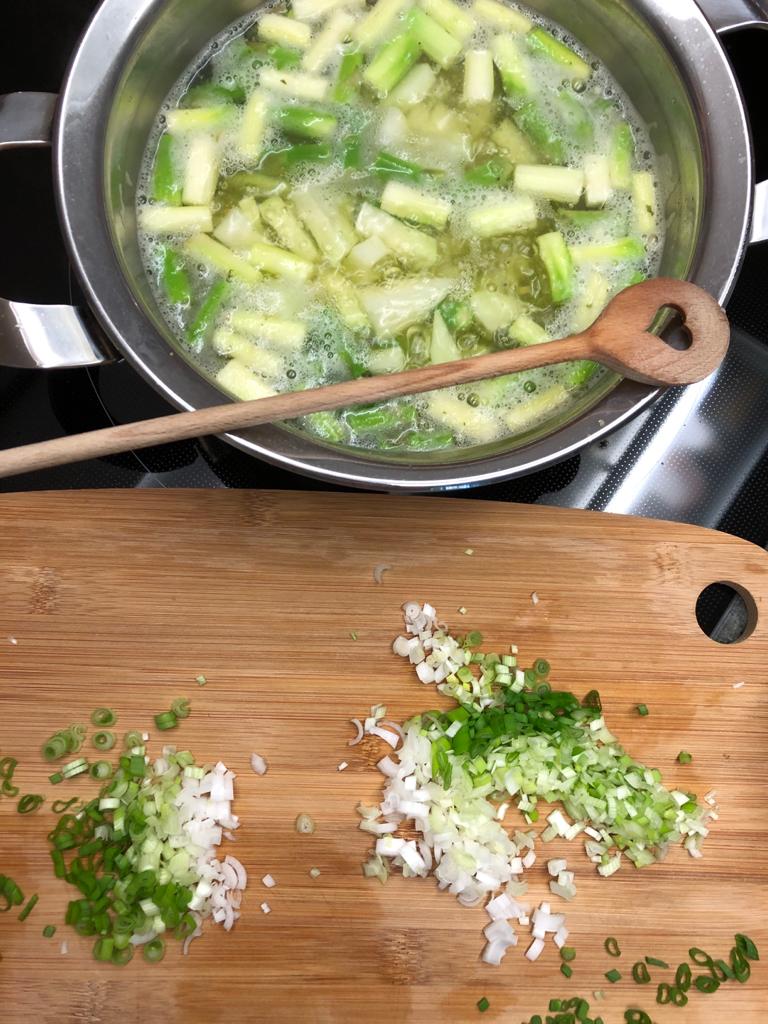 Ragout von grünem Spargel und Kohlrabi – mit Kerbel und Eiern – Kochen ...