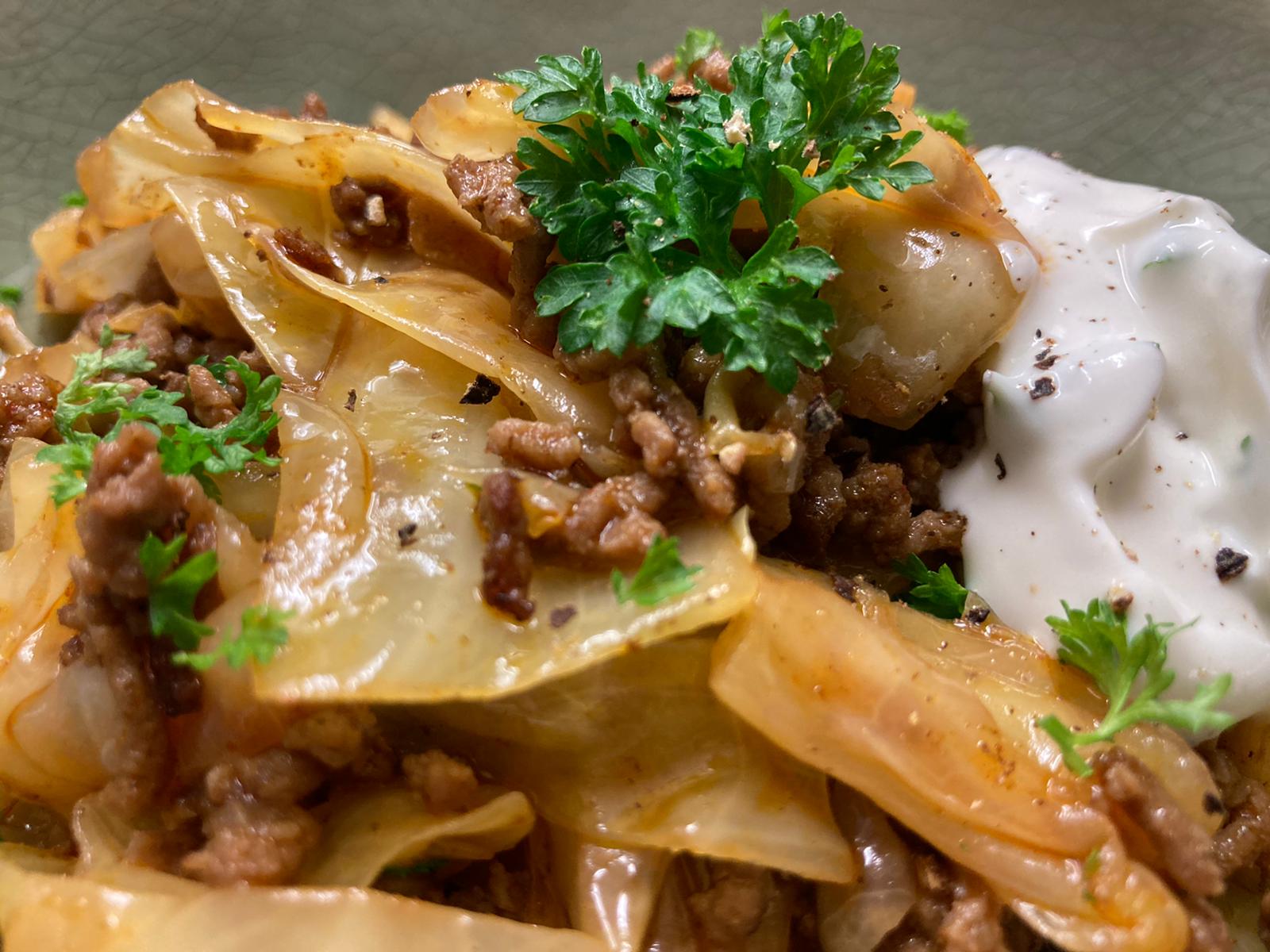 Spitzkohl-Hackfleisch-Pfanne mit Joghurt