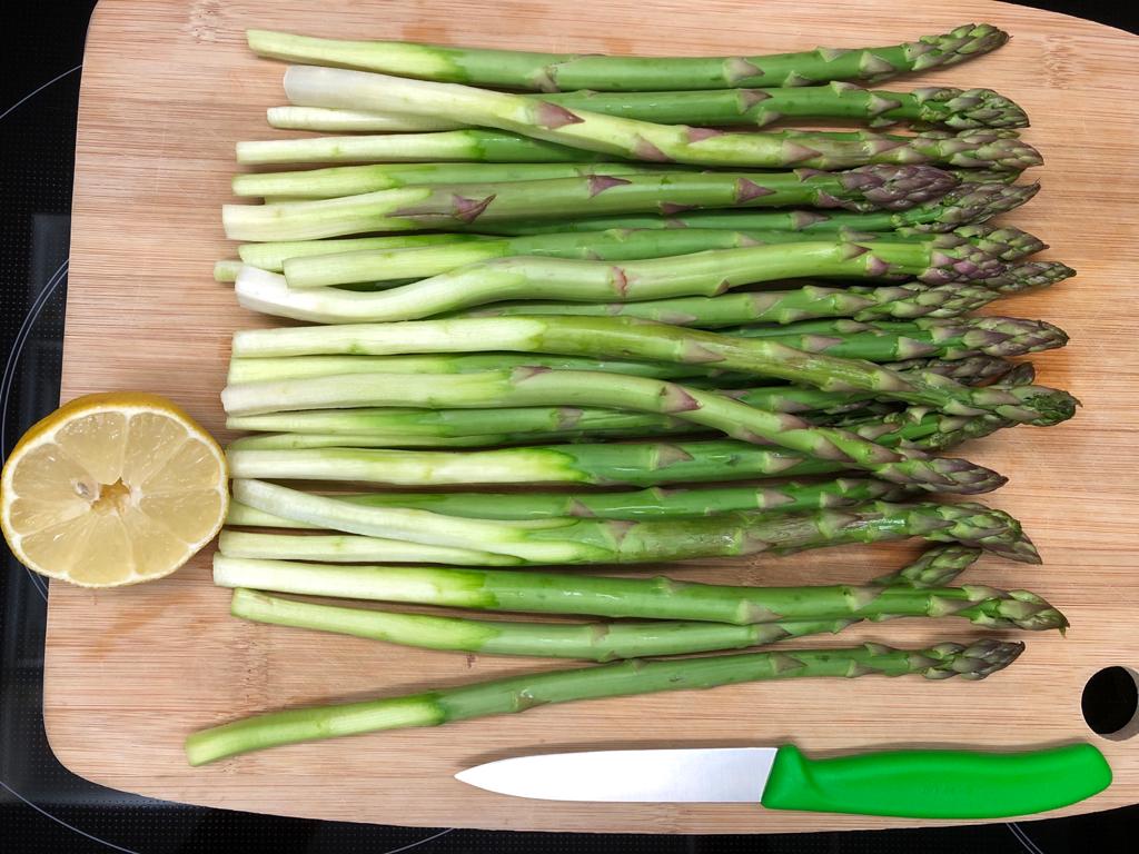 grüner Spargel mit Räucherlachs – Kochen in Grün