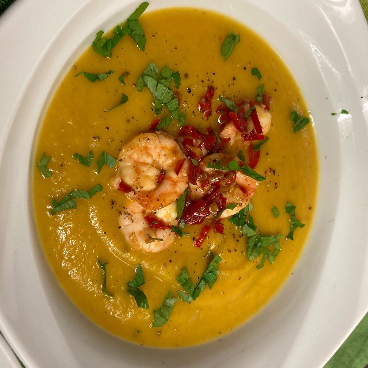 Süßkartoffelsuppe mit Knoblauch-Garnelen und Chili