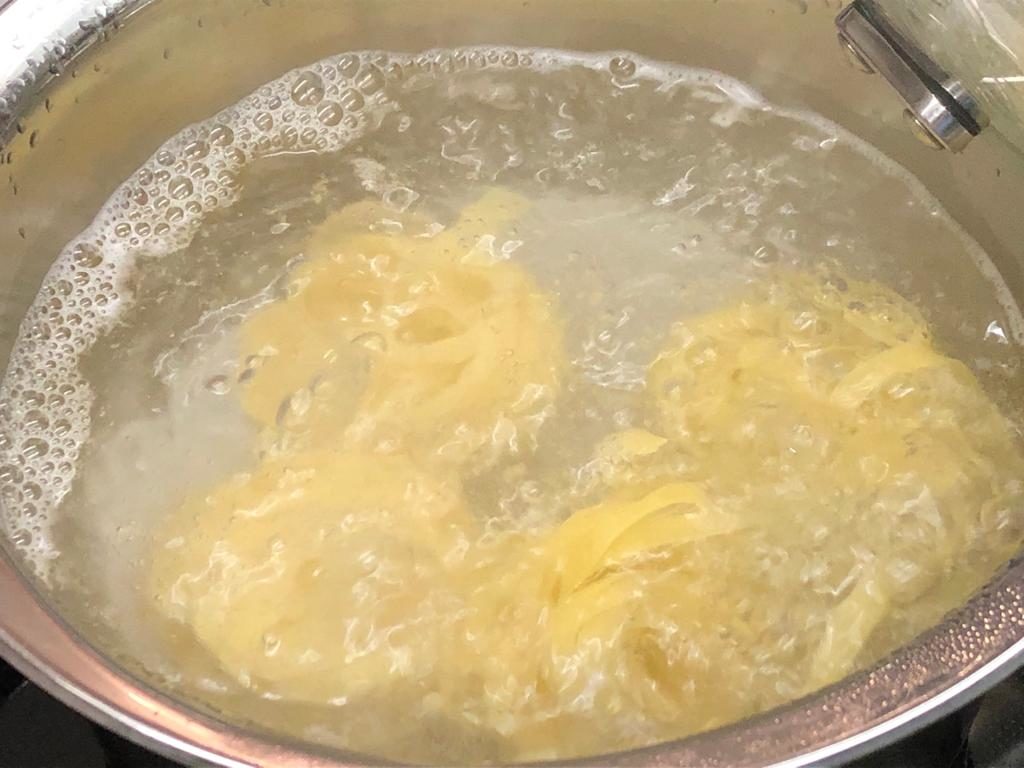 Tagliatelle sprudelnd in Salzwasser kochen