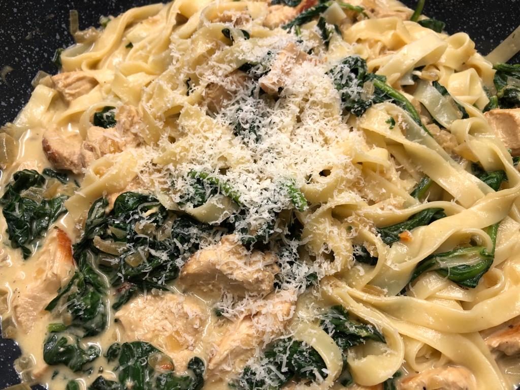 Tagliatelle untermischen und Parmesan drüber geben