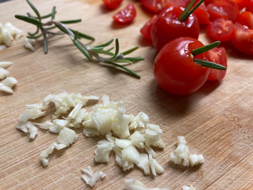 Tomaten, Rosmarin und Knoblauch