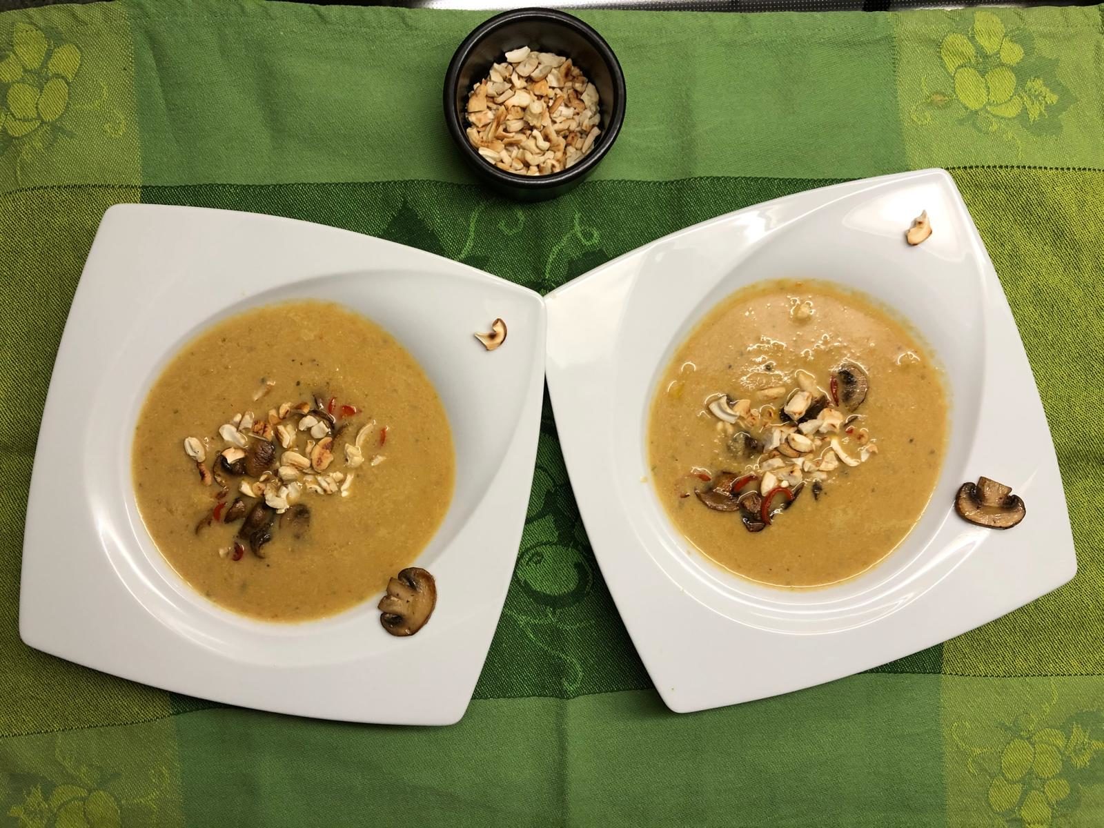 Wirsing-Ananas-Suppe mit Champignons und Cashews