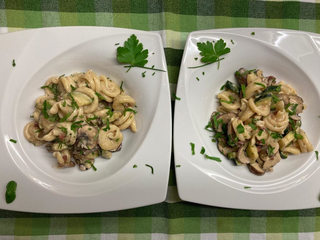 Pasta Vesuvio in Zucchini-Champignon-Sahnesauce im Teller