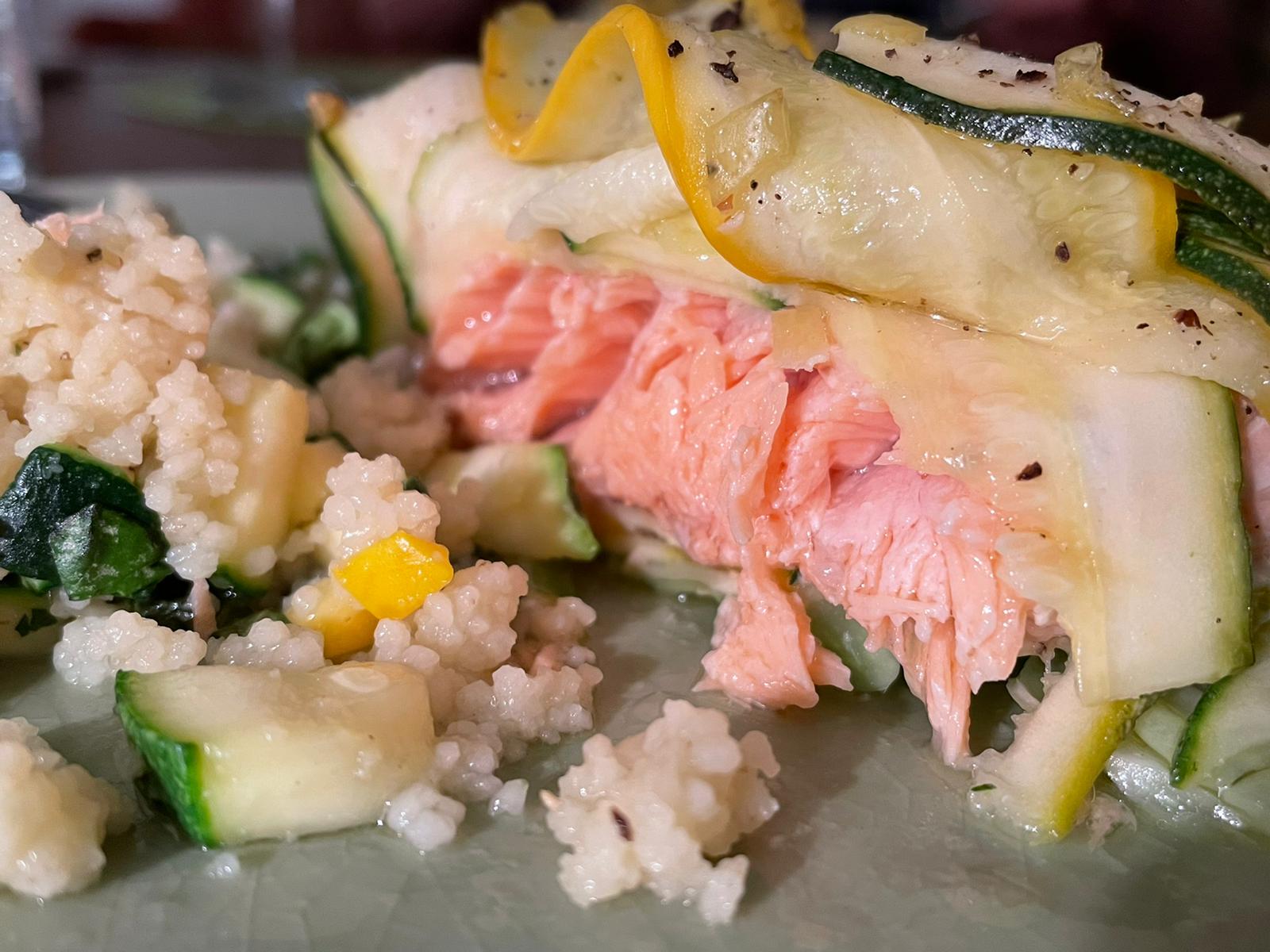 Zucchini-Lachs im Wirsingblatt mit Couscous