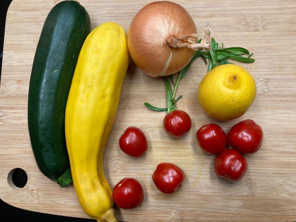 Zucchini, Tomaten, Zwiebel, Zitrone und Estragon