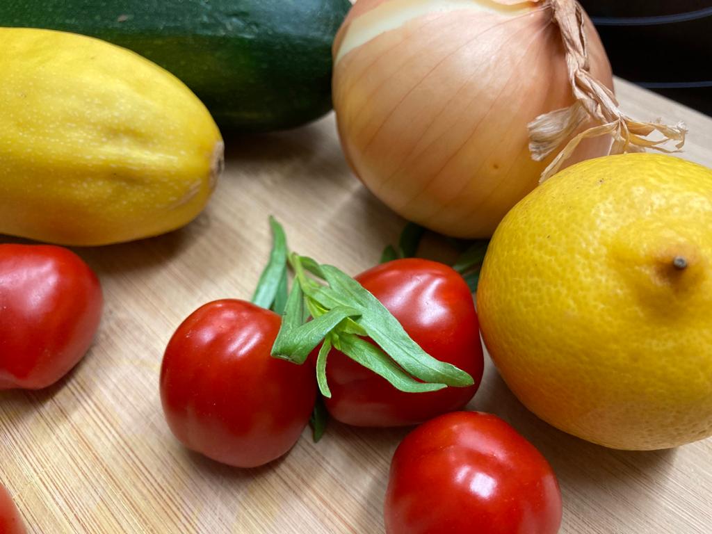 Zucchini, Tomaten, Zwiebel, Zitrone und Estragon im Detail