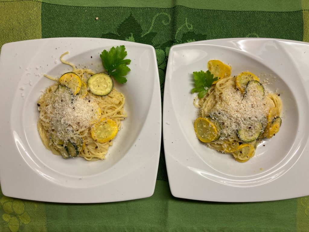 Zucchini-Zitronenbutter-Pasta ist servierfertig!