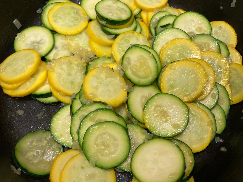 Zucchini zur Zwiebelbutter geben