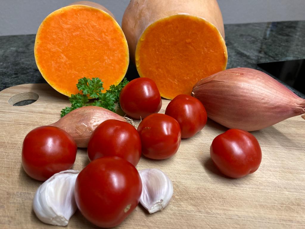 Zutaten für Butternut mit Harissa, Ras el-Hanout und Tomaten