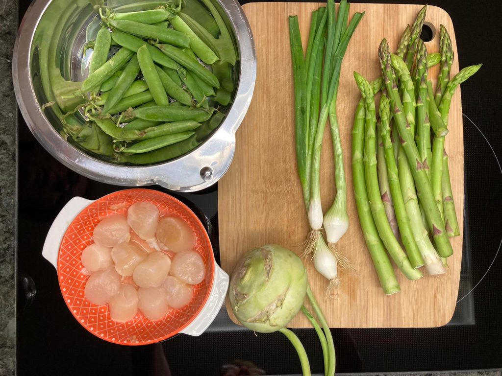 die Zutaten für Coquilles St Jacques mit Erbsen, Kohlrabi und grünem Spargel