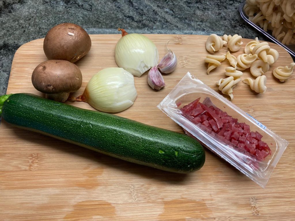 Zutaten für die Pasta Vesuvio in Zucchini-Champignon-Sahnesauce