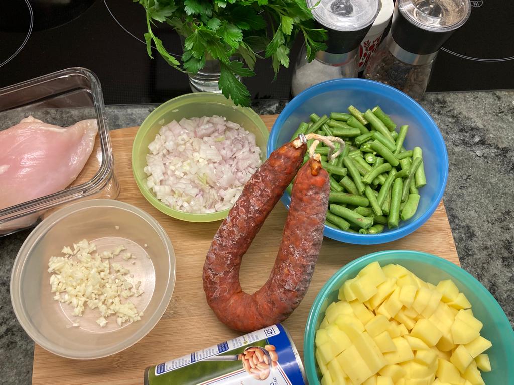 Zutaten für den Eintopf mit Hühnchen, Chorizo und zweierlei Bohnen