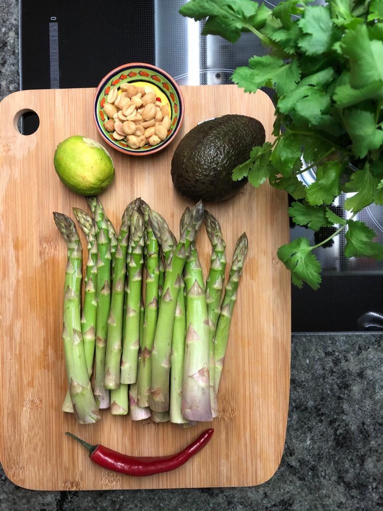 die Zutaten für den Spargel-Avocado-Salat