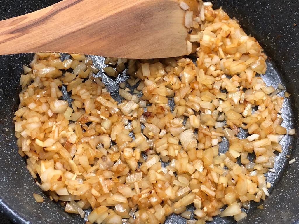 Zwiebeln im Hühnersaft schmoren