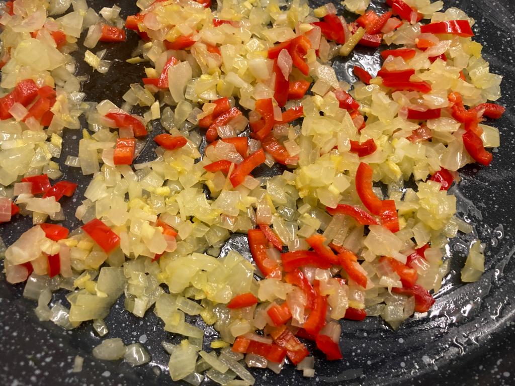 Zwiebel, Knoblauch und Chili in Olivenöl glasig werden lassen