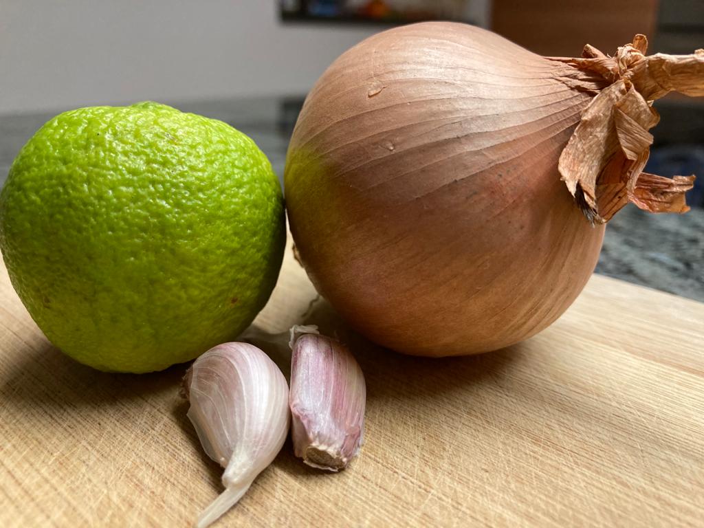 Zwiebel, Knoblauch und Limette