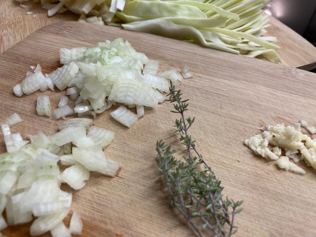 Zwiebel, Knoblauch, Thymian und Weißkraut