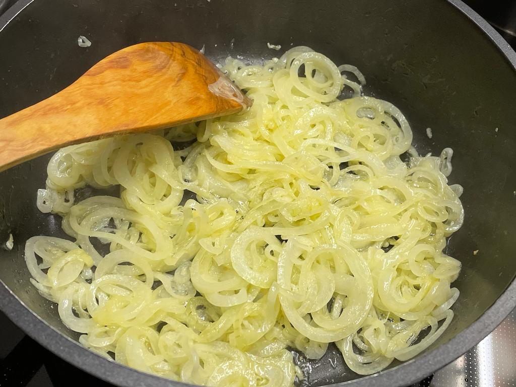 die Zwiebeln in reichlich Butter anrösten